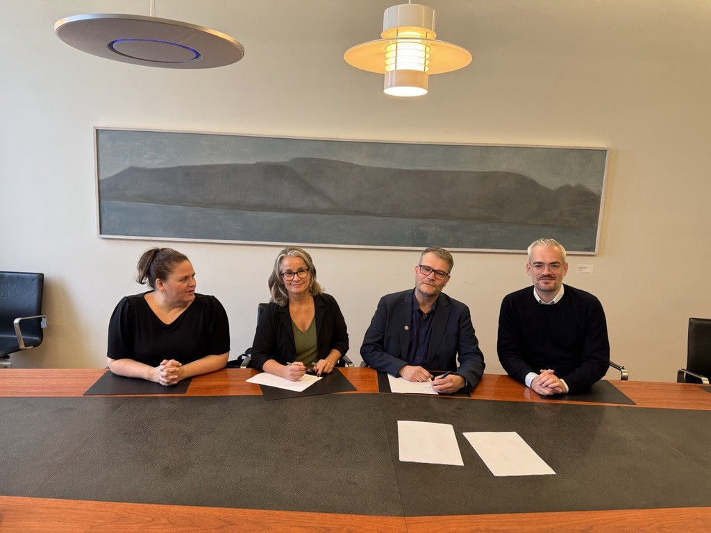 Nýr stofnanasamningur undirritaður, frá vinstri: Ragnhildur Ísaksdóttir, Ragna Kemp Haraldsdóttir, Þorkell Heiðarsson og Orri Þrastarson